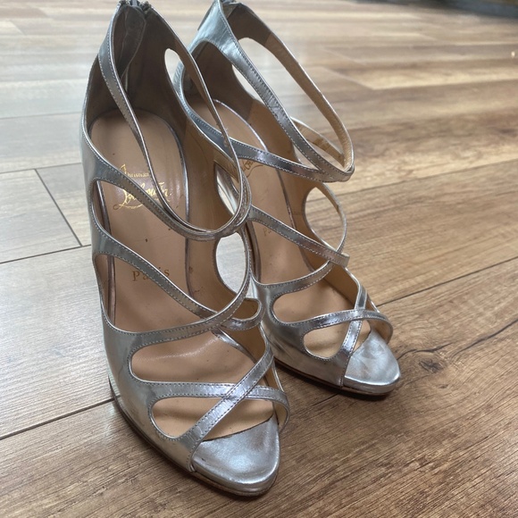 Size 8 louboutin heels - Picture 8 of 9